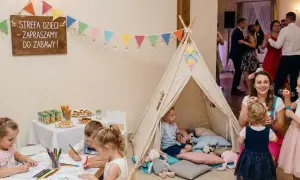 Strefa dzieci na weselu: maluchy rysują, bawią się w tipi i puszczają bańki. To wspaniałe podziękowania dla dzieci na wesele!