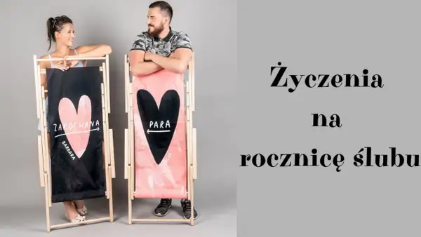 Para zakochanych przy leżakach z sercami. Idealne śmieszne gify na rocznicę ślubu dla męża, by rozbawić go do łez!