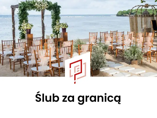 Uroczysta ceremonia ślubu cywilnego za granicą na plaży. Drewniane krzesła ozdobione wstążkami, łuk weselny z kwiatami, morze w tle.